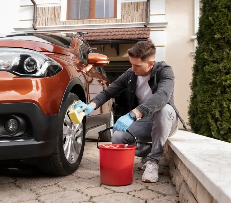 Lavage auto à domicile Quiévrechain : professionnel intervenant sur un véhicule
